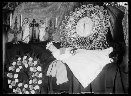 Portrait d’une petite fille morte, Jean Hervagault, Val d’Izé, vers 1935 – CC BY-SA – Collection Musée de Bretagne, Rennes
