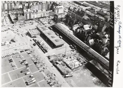 Rennes champ de Mars, gare routière, photographie aérienne par les Créations Artistiques Heurtier, cliché pris le 9 avril 1970 – Licence CC BY-NC-ND – Collection Musée de Bretagne, Rennes