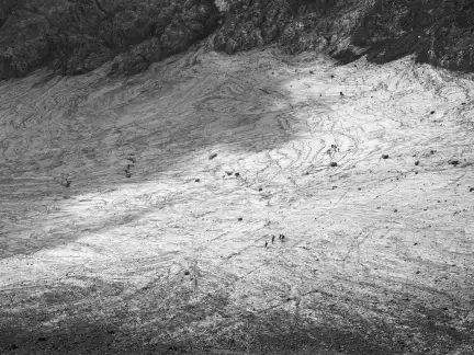 Observation du glacier d'Ossoue en fin d'été, 2021. © Grégoire Eloy Photographie en noir et blanc du glacier d'Ossoue