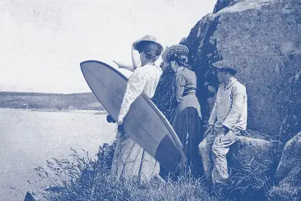 Et si, le surf trouvait ses sources ici Un groupoe de trois personnes, situées de dos au premier plan, regarde la mer. Ils sont situés sur la côte, en hauteur, à côté dun rocher. A droite de l'image, un jeune homme avec une casquette est assis sur les rocher, de profil, le regard tourné vers la mer en arrière plan. Au centre, deux femmes de dos, debouts, regardent la mer. Leurs tenues, chaoeaux et robes longues, datent du début du 20ème siècle. Celle de gauche montre un point à l'horizon avec son bras droit, et tient une planche de surf sous son bras gauche. La tonalité de la photo est bleue.