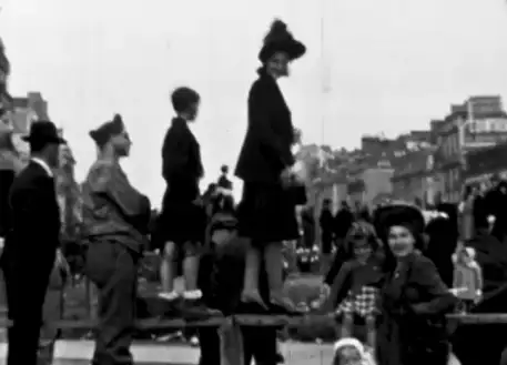Une vue du défilé de la Libération dans les rues de Rennes avec femmes, soldats et enfants