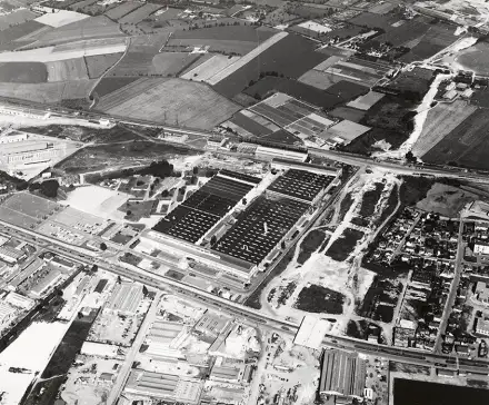 Photographie en noir d'une vue aérienne de l’usine de la Barre-Thomas, les inscriptions "35 Rennes, Citroën Barre Thomas" sont lisible sur le côté de la photographie.