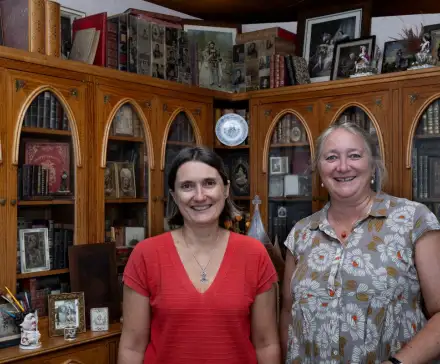 Sarah Toulouse, conservatrice à la Bibliothèque et Céline Chanas,  directrice du Musée de Bretagne devant une bibliothèque