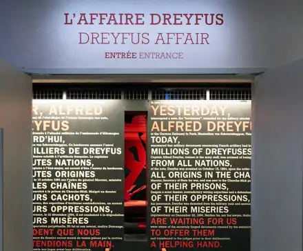 Porte d'entrée de l'ancienne exposition L'affaire Dreyfus au Musée de Bretagne