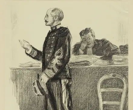 Le capitaine Dreyfus se tient debout de profil gauche avec au second plan, assis à la table des avocats