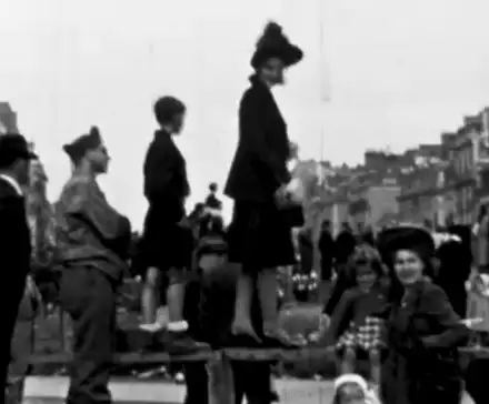 Une vue du défilé de la Libération dans les rues de Rennes avec femmes, soldats et enfants