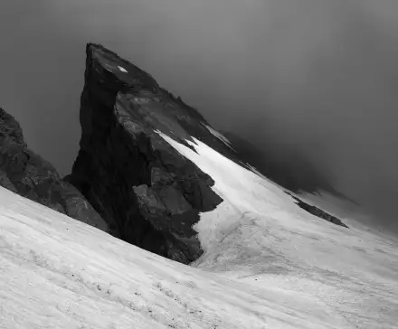 Photographie en noir et blanc d'une montagne