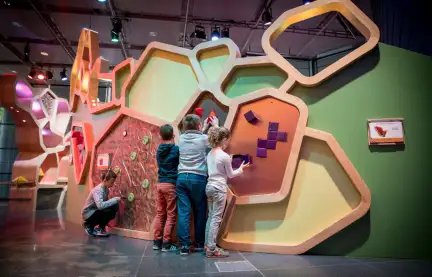 Laboratoire de Merlin Jeunes enfants testant une manipulation du Laboratoire de Merlin