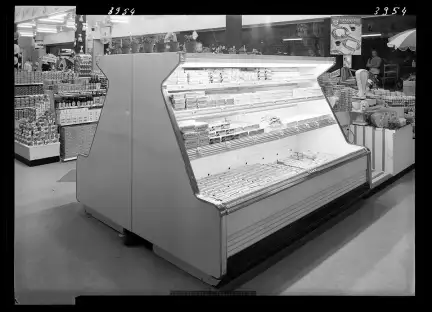Rayon frais des produits laitiers du magasin L’Économique à Perros-Guirec photographié le 30 juin 1961 par les Créations Artistiques Heurtier – CC BY-NC-ND – Collection du musée de Bretagne, Rennes