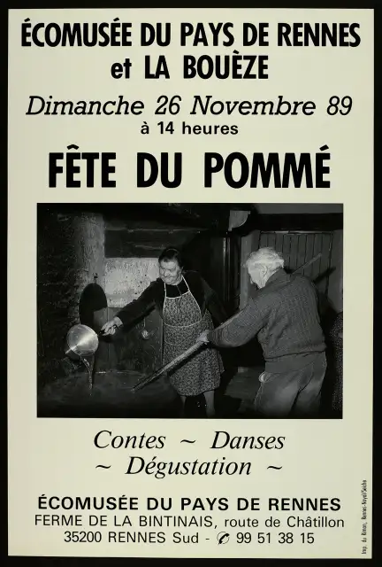 Affiche annonçant la fête du pommé à l’écomusée du Pays de Rennes, le 26 novembre 1989 – CC BY-NC-ND– Collection du Musée de Bretagne, Rennes Affiche en noir et blanc annonçant un événement culturel intitulé "FÊTE DU POMMÉ", qui a lieu dimanche 26 novembre 1989 à 14 heures, à l’Écomusée du Pays de Rennes, en collaboration avec La Bouèze. Au centre de l’affiche, une grande photo montre une femme âgée en tablier versant un liquide dans une grande bassine en métal, pendant qu’un homme âgé remue le contenu à l’aide d’une longue spatule. La scène se déroule dans un environnement rustique, probablement une ferme. En dessous de la photo, le programme est résumé par les mots : "Contes ~ Danses ~ Dégustation" En bas de l’affiche, l’adresse complète est indiquée : "ÉCOMUSÉE DU PAYS DE RENNES FERME DE LA BINTINAIS, route de Châtillon 35200 RENNES Sud – 99 51 38 15" Sur le côté droit de l’affiche, il est écrit verticalement : "Imp. du Ronan, Rennes-Moyal-Sédia"