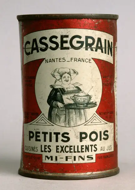 Boîte de conserve cylindrique de petits pois de la marque Cassegrain de Nantes – CC BY – Collection Musée de Bretagne, Rennes Photographie d'un boîte de conserve "CASSEGRAIN" Nantes_Frances, de petits pois mi-fins