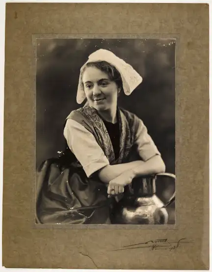 Portrait de Simone Morand en costume du Pays de Rennes, photographie prise en 1938 par Raphaël Binet (1880-1961) – CC BY-SA – Collection du musée de Bretagne, Rennes
