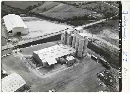 Guingamp ZI Hens, photographie prise le 2 juillet 1965 par les Créations Artistiques Heurtier – CC BY-NC-ND – Collection Musée de Bretagne, Rennes
