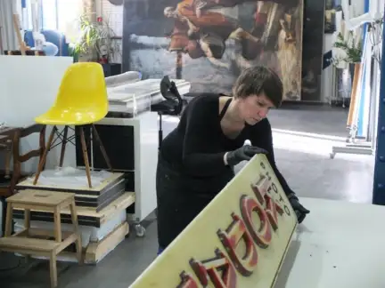 Julia Becker dans son atelier – Tous droits réservés