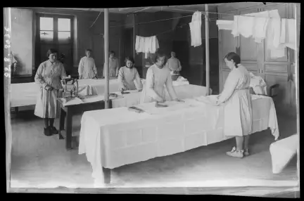 École Professionnelle de Nazareth, atelier de repassage, Raphaël Binet, Saint-Brieuc, années 1930 – Tous droits réservés – Collection Musée de Bretagne, Rennes