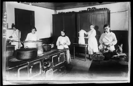 École Professionnelle de Nazareth, cours ménager, Raphaël Binet, Saint-Brieuc, années 1930 – Tous droits réservés – Collection Musée de Bretagne, Rennes