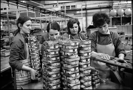 Saint-Gué Coop, Audierne, photographie prise par Guy Le Querrec (1941-) le 25 mai 1973 – Collection Musée de Bretagne, Rennes – Copyright Guy Le Querrec/Magnum
